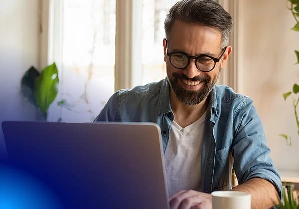 Cliente satisfecho trabajando con su portátil
