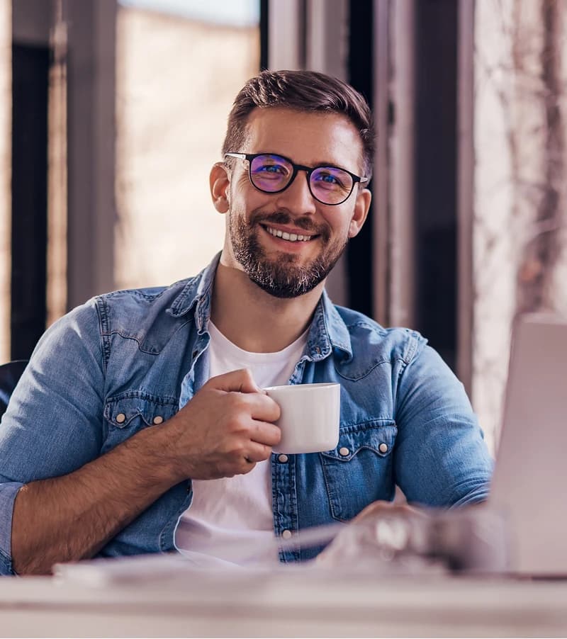Cliente de Circle Club sonriendo con un café
